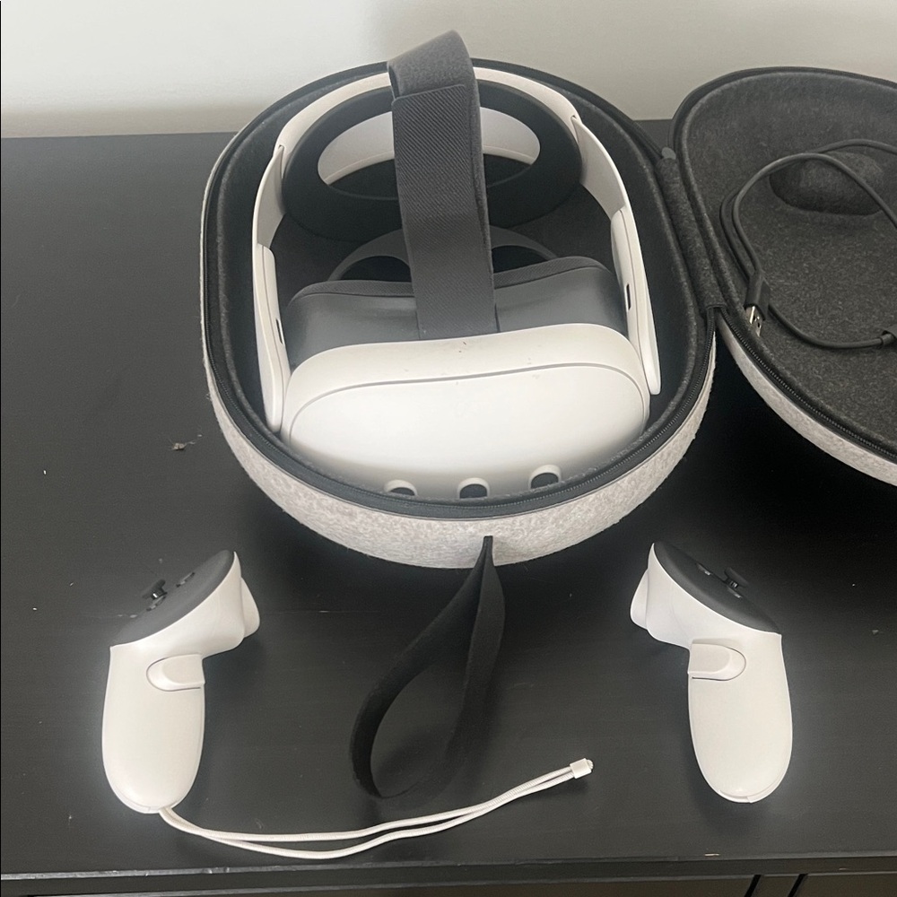 White VR Headset with Controllers - Wireless Virtual Reality Kit